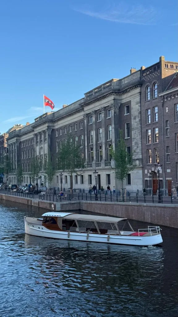 Leemstar Liberty in front of Rosewood hotel